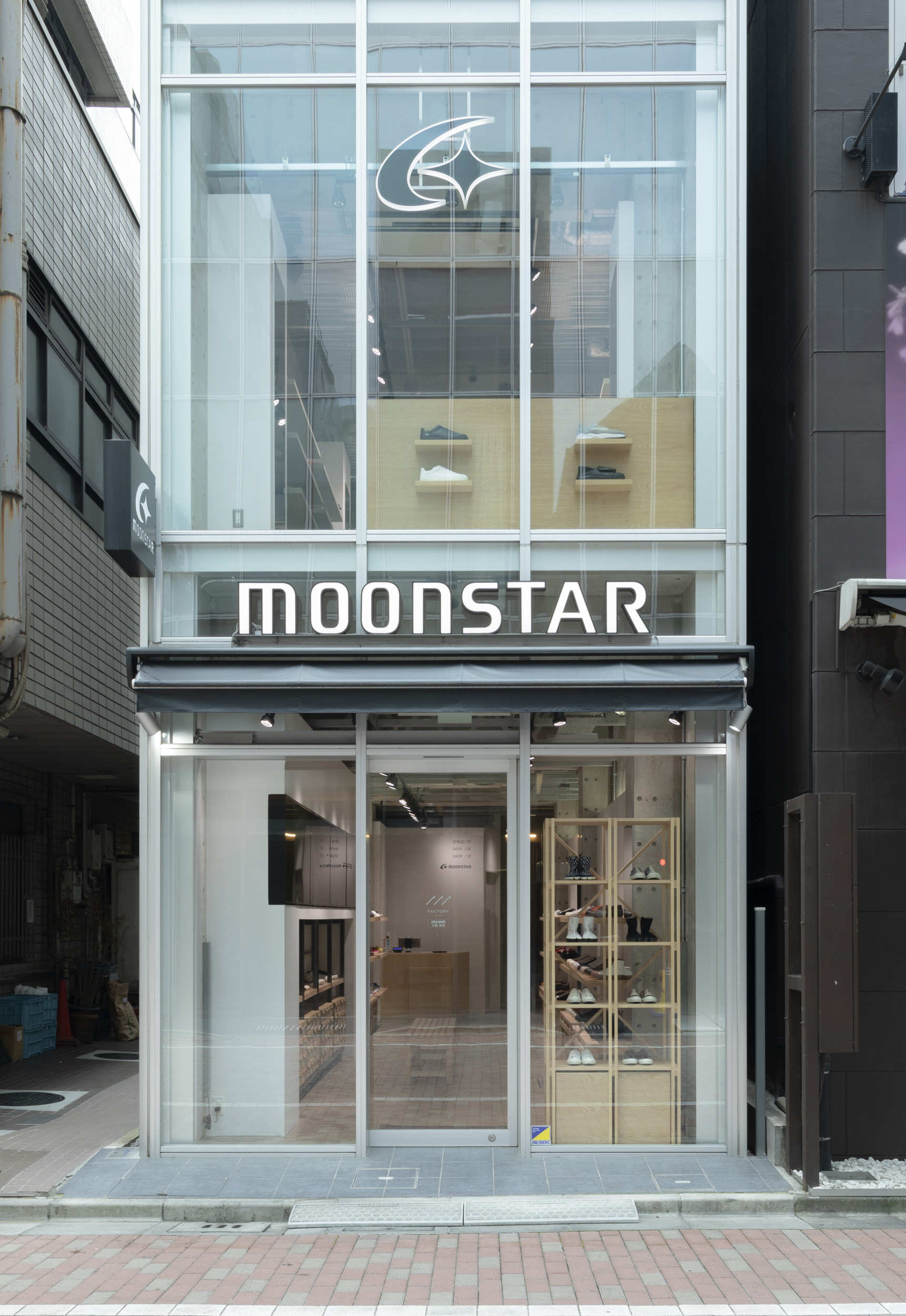 MOONSTAR Factory Ginza | 銀座に進出した日本発のスニーカーブランド